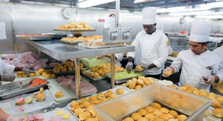 Tripulación de Royal Caribbean preparando comidas para los afectados en Bahamas