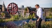 NH se marca como objetivo reducir un 20% sus emisiones de carbono hasta 2030 | Foto: Chris Naylor, chef de NH Hotel Group, en el huerto de la azotea del NH Collection Amsterdam Barbizon Palace 
