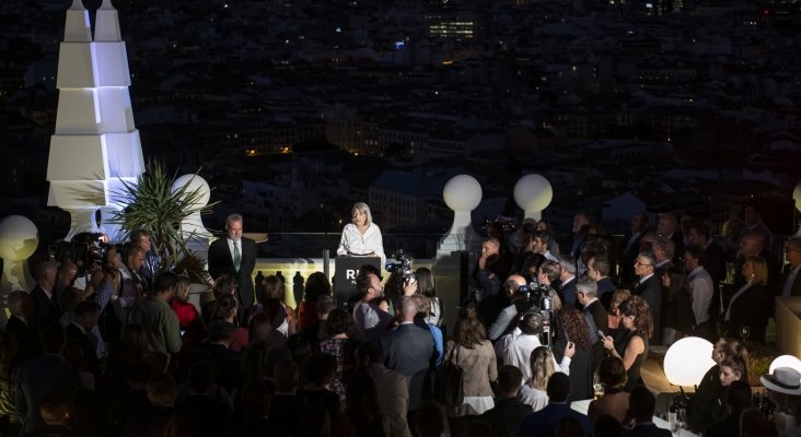 Momento del discurso de inauguración a cargo de Carmen Riu