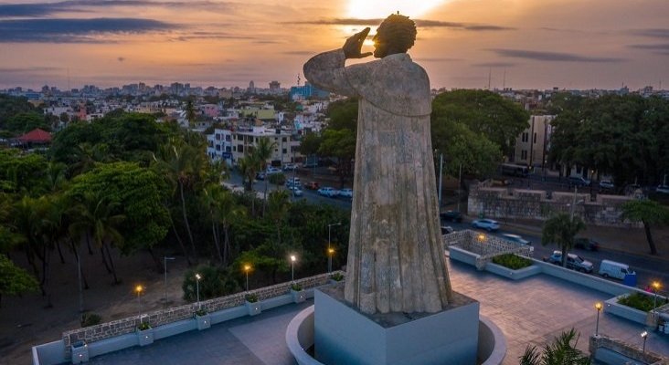 La rehabilitación de dos enclaves turísticos dispara las visitas a Santo Domingo | Foto: Monumento a Fray Antonio de Montesino- El Nuevo Diario