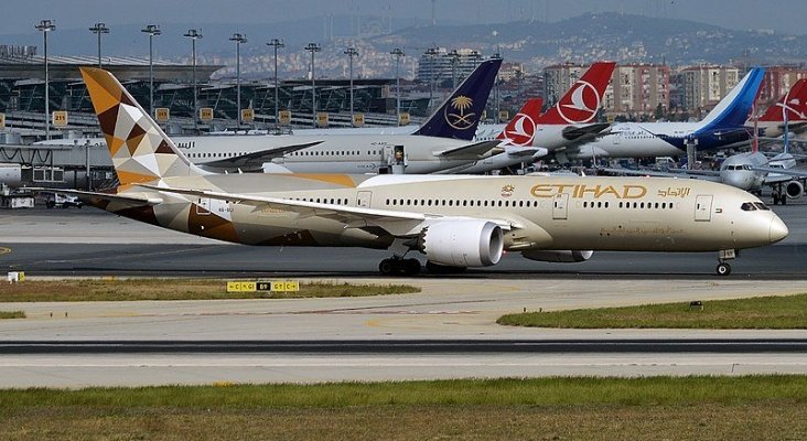 Un vuelo de Etihad aterriza de emergencia tras incendiarse la tablet de un pasajero | Foto: Anna Zvereva (CC BY-SA 2.0)