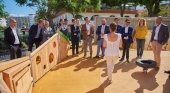 Puerto de la Cruz (Tenerife) inaugura un gran parque inclusivo | Foto: Fernando Miñarro, director general de Infraestructura Turística (4º por la dch.); Marco González, alcalde de Puerto de la Cruz (5º por la dch.); y Pedro Martín, presidente del Cabildo