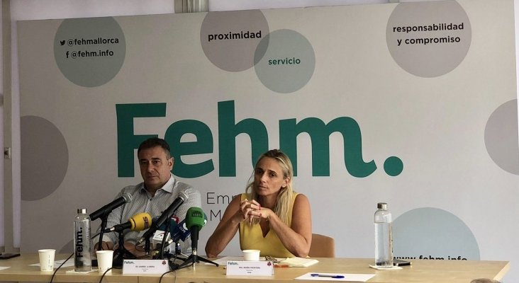 Gabriel Llobera y María Frontera  durante la rueda de prensa sobre la quiebra de Thomas Cook