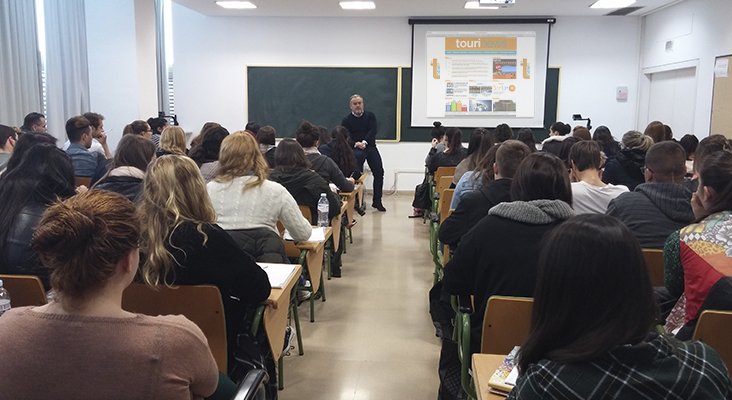 Ignacio Moll, editor de Tourinews en la ULPGC charla con los alumnos de Turismo Ignacio Moll, editor de Tourinews en la ULPGC charla con los alumnos de Turismo