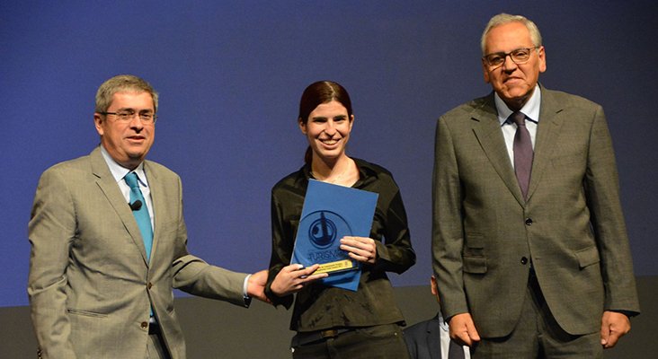 Amor Alonso, jefa de redacción de Tourinews, recogió el Premio de Comunicación Turística en la V edición del Foro Internacional de Turismo Maspalomas Costa Canaria. En la foto junto a Marco Aurelio Pérez y Ramón Suárez. Amor Alonso, jefa de redacción de Tourinews, recogió el Premio de Comunicación Turística en la V edición del Foro Internacional de Turismo Maspalomas Costa Canaria. En la foto junto a Marco Aurelio Pérez y Ramón Suárez.