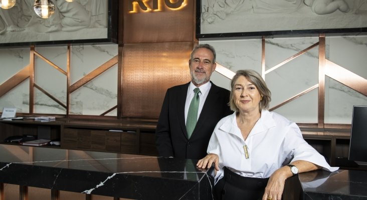 Carmen Riu y Luis Riu en la entrada del nuevo Hotel Riu Plaza España, en Madrid.