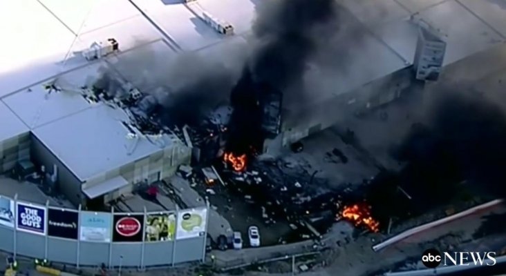 Cinco muertos tras estrellarse un avión chárter en un centro comercial