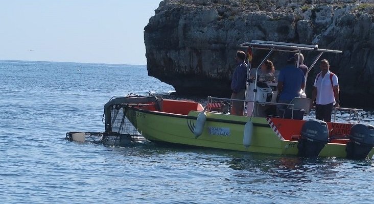 Más de 700.000 plásticos han sido retirados de aguas baleares en 15 años | Foto: Retirada de basura en aguas baleares