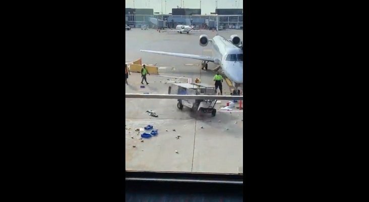 Un carro de catering fuera de control siembra el pánico en un aeropuerto | Foto: La Vanguardia