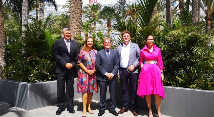 Luis García, delegado de zona RIU, Águeda Borges responsable de servicios jurídicos de RIU en Canarias, Feélix Casado, director de operaciones de RIu en España, Maurice Damen, director de ventas en Canarias, Lidiade la Nuez directora de Riu Palace Palme