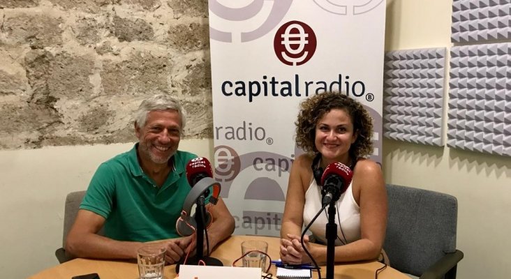 Ignacio Alonso Bilbao, Doctor en Ciencias del Mar y especialista en dinámica costera, y Erika Ramírez, presentadora de Bungalow103. 