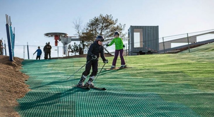 Copenhague abre una pista de esquí en una planta de incineración de basura|Foto: ®Copenhill