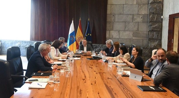 Canarias presenta sus medidas para enfrentar la quiebra de Cook | Foto: Ángel Víctor Torres, presidente de Canarias, en el centro