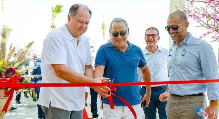 Dietmar Gunz y Samih Sawiris durante la inauguración de la nueva oficina internacional en El Gouna, Egipto