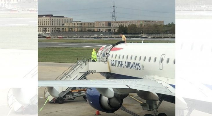 Vuelo cancelado: ¡hay un activista sobre el fuselaje del avión! | Foto: Jake Woodier vía Twitter