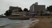Un yate, abandonado en una playa de Mallorca desde abril |Foto: UH Sucesos