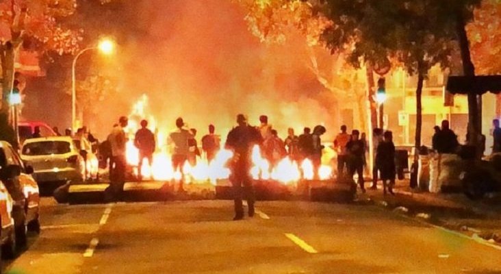 “Alarma” entre los empresarios turísticos por las protestas en Barcelona | Foto: Disturbios en Barcelona vía Ok Diario