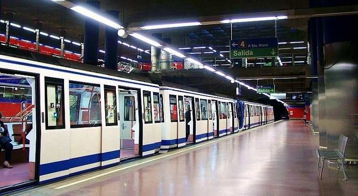 800px Metro Madrid Mar de Cristal station