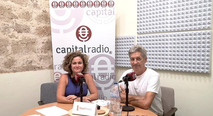 Luis Conde, propietario de los apartamentos Triana-Teatro, y Erika Ramírez, presentadora de Bungalow103, durante el programa dedicado al turismo petfriendly. 