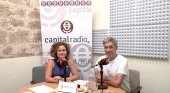 Luis Conde, propietario de los apartamentos Triana-Teatro, y Erika Ramírez, presentadora de Bungalow103, durante el programa dedicado al turismo petfriendly. 