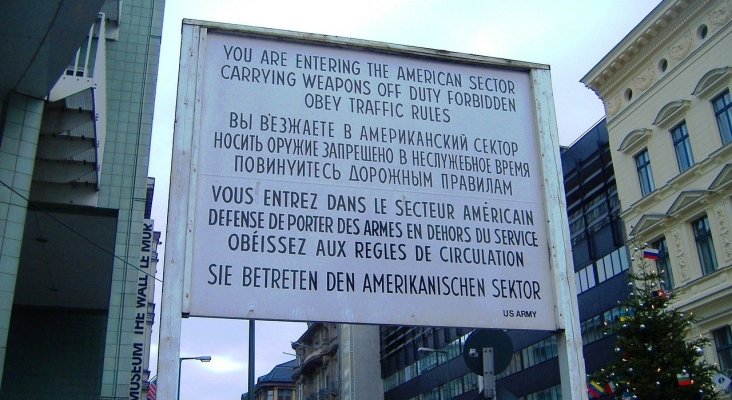 Cartel en el Checkpoint Charlie