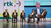 FTI, TUI, DER Touristik y CHECK24 debaten en el congreso de rtk, moderados por Carsten Deuster