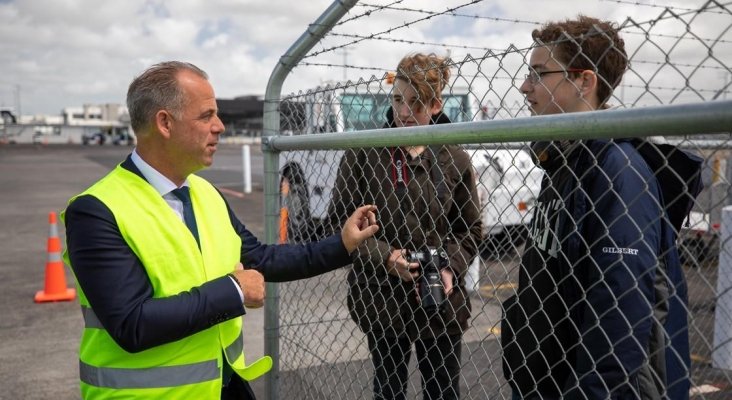 El bonito detalle del CEO de Air Baltic con cuatro spotters|Foto: News Hub