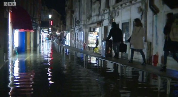 turista transportando su maleta por la tarima