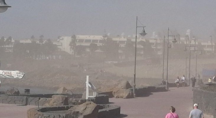 Polvo y tierra en el paseo de Playa Blanca|Foto: El Periódico de Lanzarote