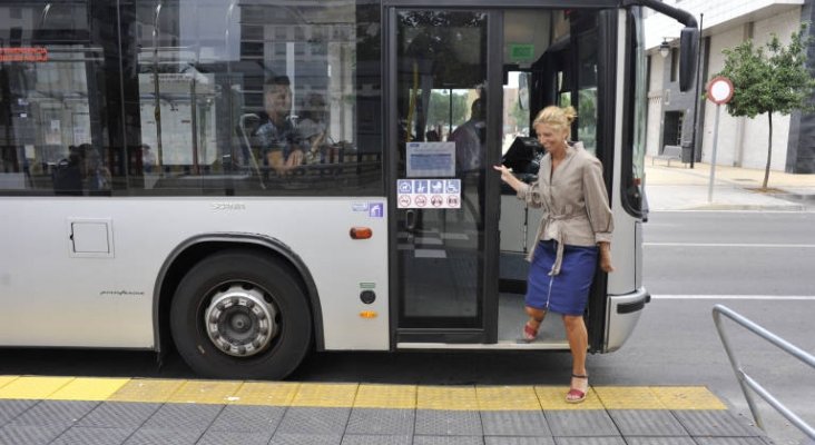 Amparo Marco, alcaldesa de Castelló estrenando plataforma accesible