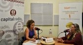 Mari Paz Llorente, directora de Medical Key Consulting, y Erika Ramírez, presentadora de Bungalow103, durante el programa dedicado al turismo médico. 