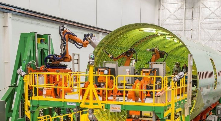 Robots en la línea de montaje del 777X | Foto: boeing.com