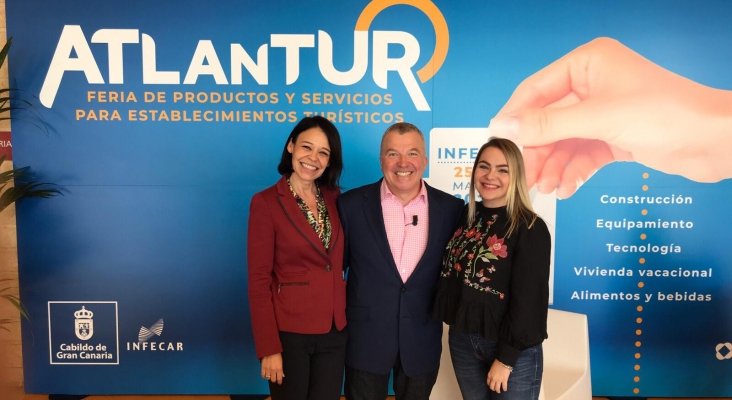 Atlantur Conecta, Michael Heppell con Ruth González y Carla Torres de Tourinews