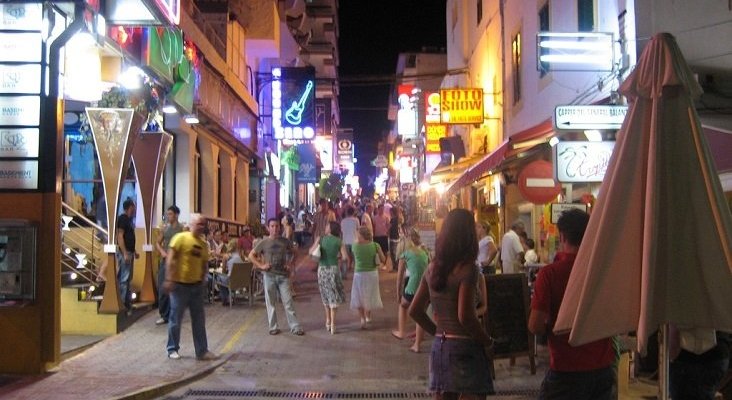 Vuelve el ruido a West End (Ibiza): los locales podrán cerrar dos horas más tarde | Foto: Eduardo Pitt (CC BY-SA 2.0)