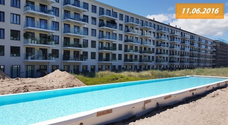 Prora Solitaire, resort nazi. Una de las piscinas con uno de los edificios terminado 11 de junio de 2016