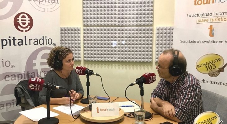 Michel Jorge Millares, periodista especializado en turismo, y Erika Ramírez, presentadora de Bungalow103, durante el programa dedicado a las rutas insólitas. 