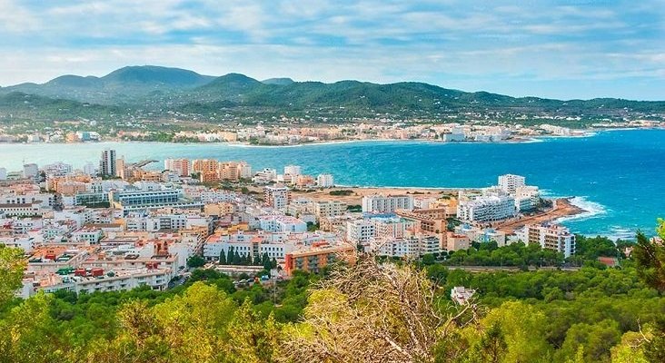 Sant Antoni (Ibiza) se opone a la Ley Balear de Excesos