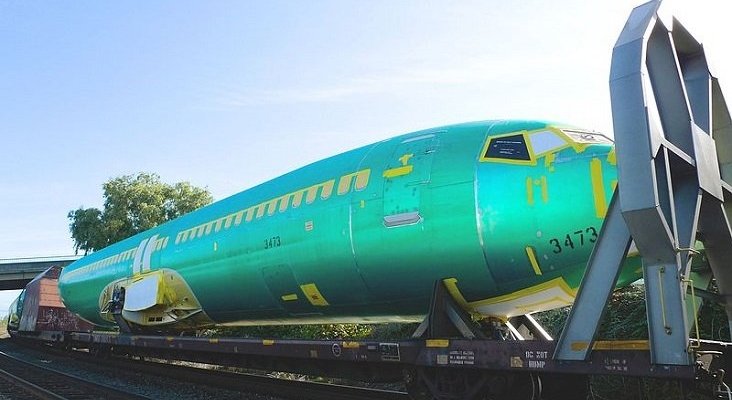 Boeing 737 fuselage train hull 3473