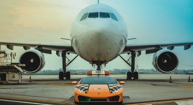 El aeropuerto de Bolonia utiliza un Lamborghini como vehículo de servicio|Foto: Motor1.com