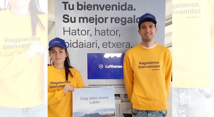 Lufthansa regala "bienvenidas" en el Aeropuerto de Bilbao por Navidad