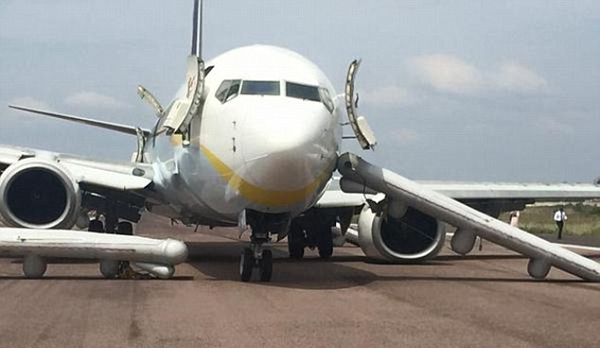 Tripulante despedida tras desplegar el tobogán de emergencia para salir del avión en el aeropuerto de Houston