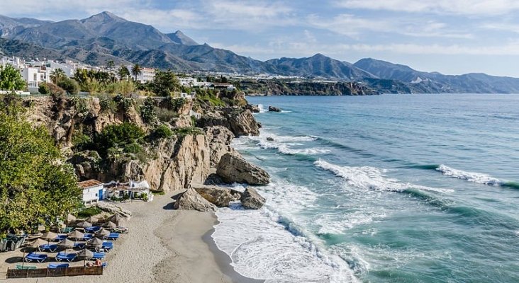 ​Nerja y Benalmádena (Málaga) mejorarán sus playas con una subvención de 600.000 euros | Foto: Tuxyso (CC BY-SA 3.0)