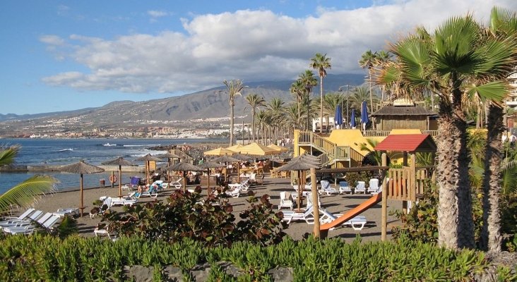 Nace un nuevo lobby turístico: el Círculo Turístico de Canarias | Foto: Playa de las Américas (Tenerife)- seeareelem (CC BY-SA 2.0)