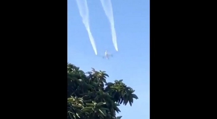 Un avión descarga combustible sobre tres escuelas de Los Ángeles | Foto: ITR Noticias vía Twitter