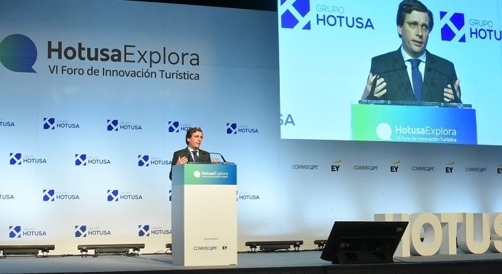 Alcalde de Madrid durante la inauguración del foro Hotusa Explora