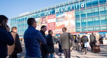 Profesionales en la entrada de FITUR | Foto: IFEMA