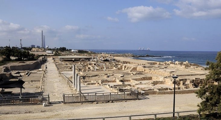 800px Caesarea maritima (DerHexer) 2011 08 02 098