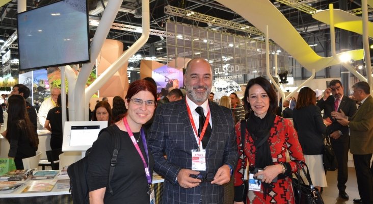 Amor Alonso, Moisés Jorge, director gerente de Turismo de Fuerteventura, y Ruth González