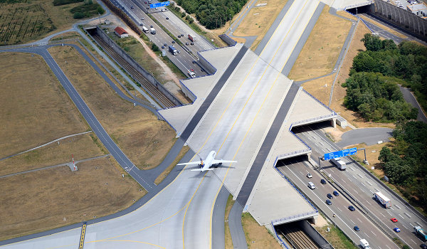 El consorcio alemán Fraport que gestiona los aeropuertos regionales en Grecia promete 20.000 empleos