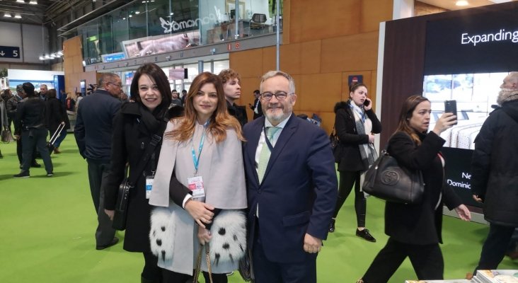 Ruth González, directora comercial Tourinews, Paola Rainieri, presidenta ASONAHORES, Ignacio Moll, editor Tourinews